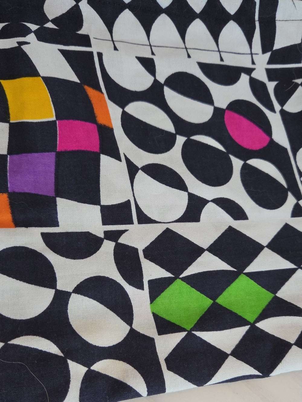3. Black / White Geometric Large Dust Bag